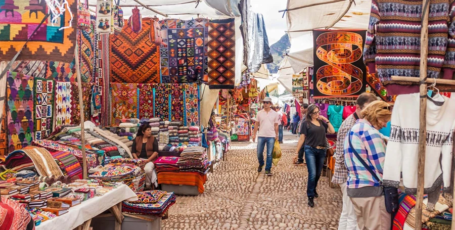 Exploring the vibrant and colorful Pisac artisan market